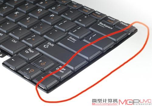 键盘的大部分边缘都有包边设计，可以起到一定的挡水作用。