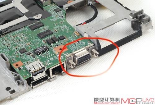 主板VGA接口的螺丝位其实是很隐蔽的螺丝。