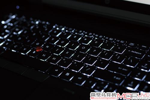 背光键盘在黑暗环境下很有用处。