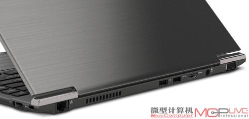 MacBook Air（右）的扩展接口只能满足基本的应用，东芝Portégé Z830的扩展能力显然更好。