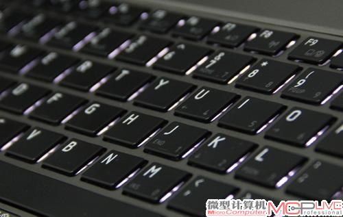 东芝Portégé Z830的键盘设置有背光，在黑暗环境下使用更方便。