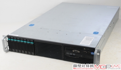 Server System R2000是一台2U服务器，前面有8个2.5英寸驱动器槽位。