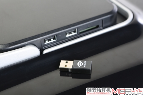 AOC E2258Pwx左侧设置了两个USB接口，可连接无线鼠标及键盘，附带一个USB mini无线网卡接收器，同时还有一个SD卡插槽，用以安装软件及播放外部视频等等。