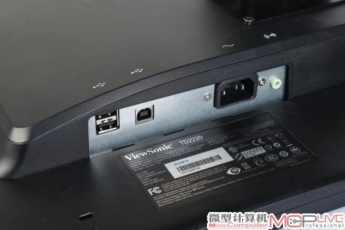 优派TD2220接口部分相对简单，左侧是USB、USB HID、电源接口，左侧是DVI和VGA接口。