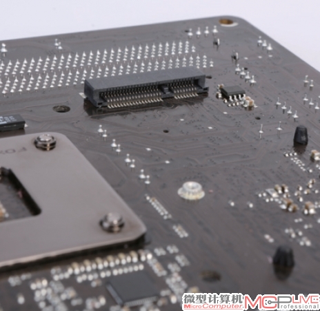 华擎Z77E-ITX正面的mini PCI-E插槽，用于安装无线网卡。背面的mSATA插槽，主要用于安装mSATA接口的SSD来辅助SRT技术。