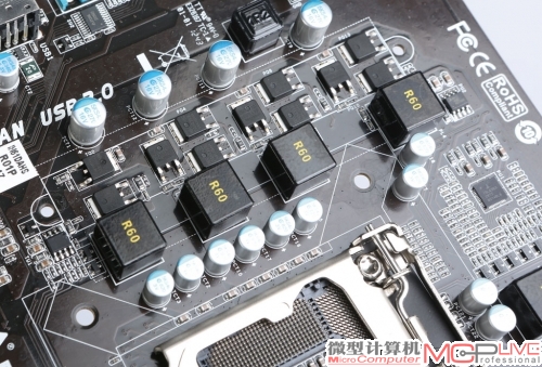 主板处理器供电部分采用3+1+1相供电设计，核心供电部分采用了一上二下的MOSFET配置方式，可有效降低发热量。