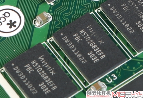 8颗DDR3的Hynix内存颗粒，单个256MB，位宽8bit，8颗组成2GB容量，64bit位宽。