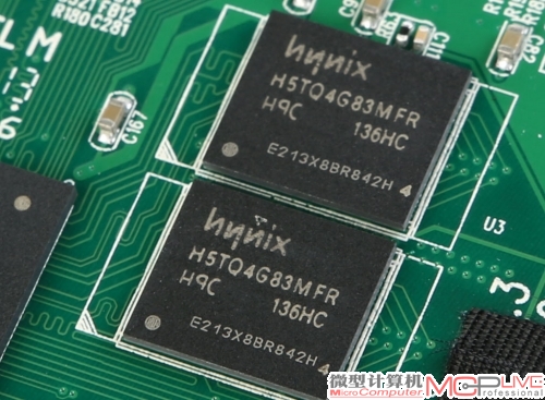 4颗DDR3的Hynix内存颗粒，单个512MB，位宽8bit，4颗组成2GB容量，32bit位宽。