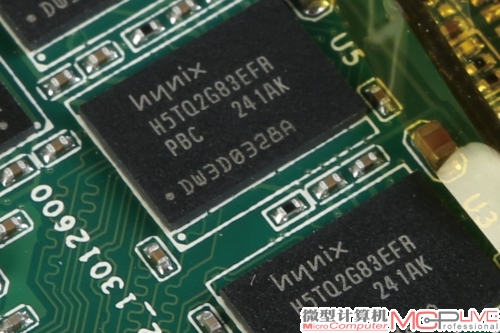 8颗DDR3的Hynix内存颗粒，单个256MB，位宽8bit，8颗组成2GB容量，64bit位宽。