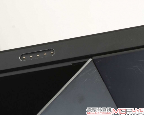 Surface Pro 2延用了五触点磁力充电接口设计，这种设计有些像苹果MacBook上的Megsafe电源接口。不过或许是五触点接口有些偏长，使用时要掌握好角度才能接好电源。