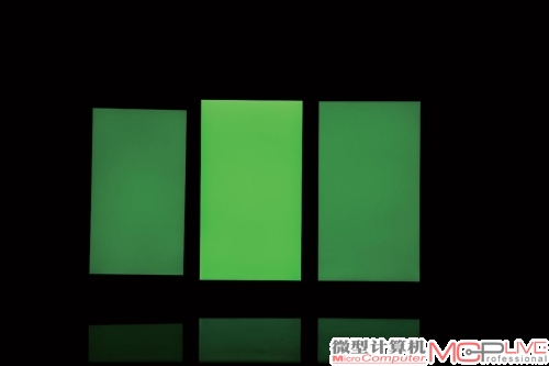 全屏绿色的状态下，可以看到K920显示不太均匀，屏幕上下要亮一点。