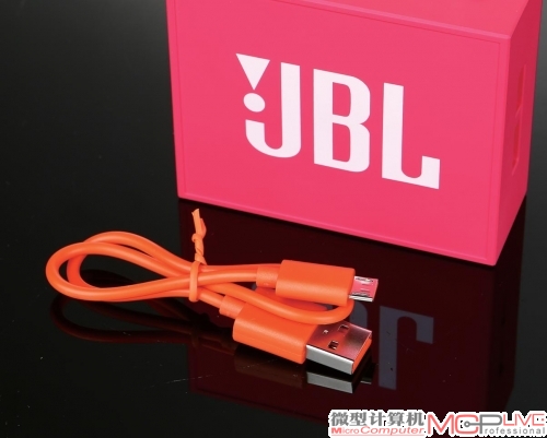 JBL GO的附件很少，只有一根充电线，考虑到产品的便携属性，如果能提供一个便携袋就更好了。